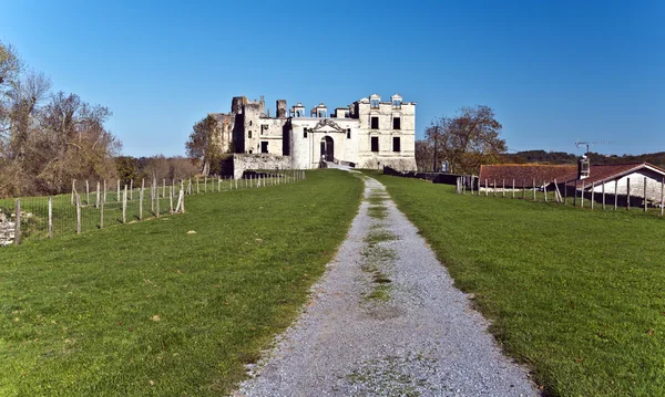 Passe a pé para Ruínas do Castelo de Bidache no País Basco — Fotografia de Stock