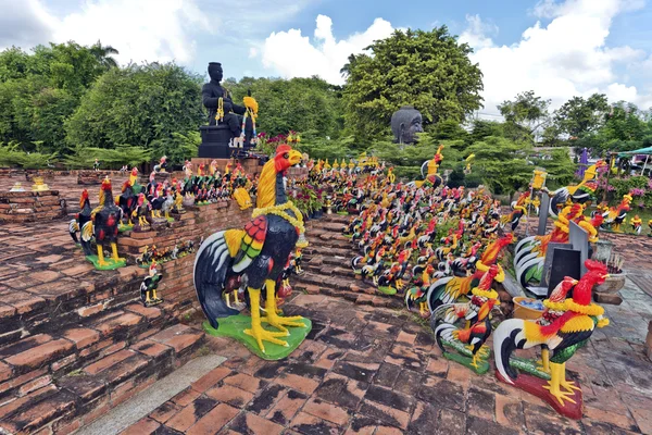 Statue of King Naresuan in Wat Thammikart temple complex  Ayutth — Stock Photo, Image