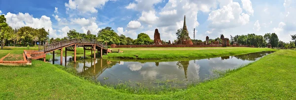 Beroemde Wat Phra Mahathat in Ayutthaya gezien vanaf openbare tuin — Stockfoto