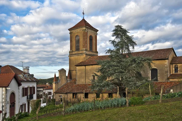 Igreja de Notre-Dame-de-l-Assomption em La Bastide-Clairence vil — Fotografia de Stock