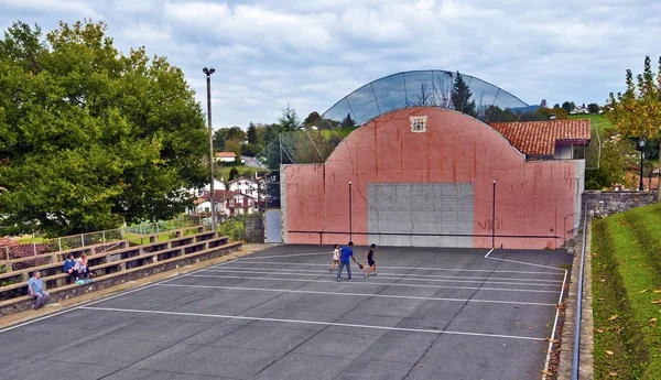 Espelette, Francia, 1 novembre 2015 Family play pelota Basco in — Foto Stock