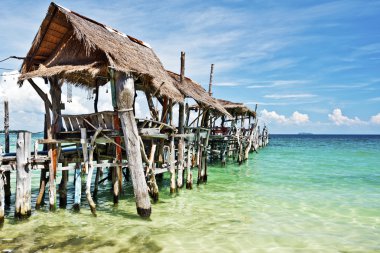 Tropikal plaj Ko Samet Island ahşap İskelesi