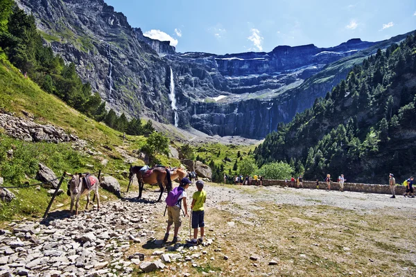 Turister som besöker Gavarnie Cirkus i franska Pyrenéerna — Stockfoto