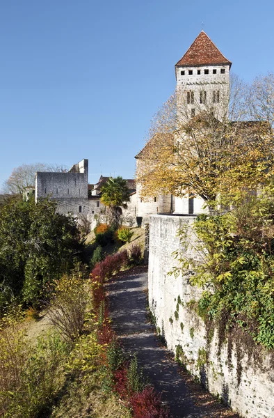 Igreja medieval Saint-Andre em Sauveterre-de-Bearn aldeia — Fotografia de Stock