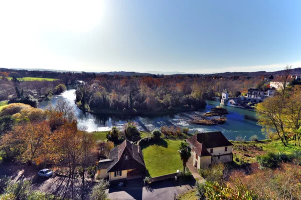Gav Oloron floden panorama från Sauveterre-de-Bearn medeltida vil — Stockfoto