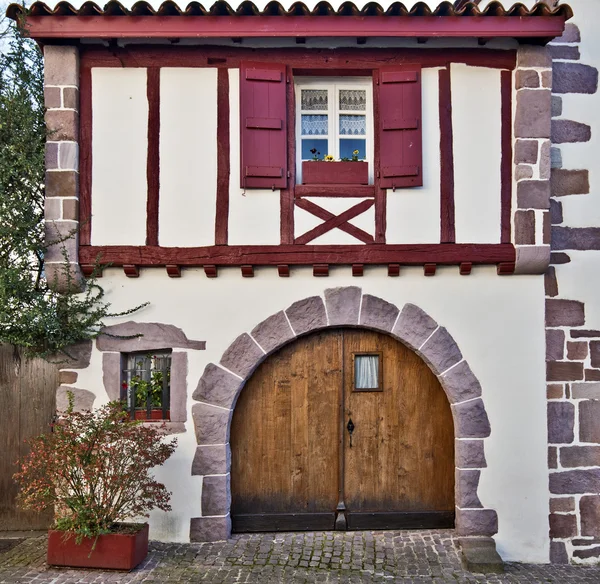 Vista frontal del edificio tradicional vasco en Saint-Jean-Pied-de - — Foto de Stock