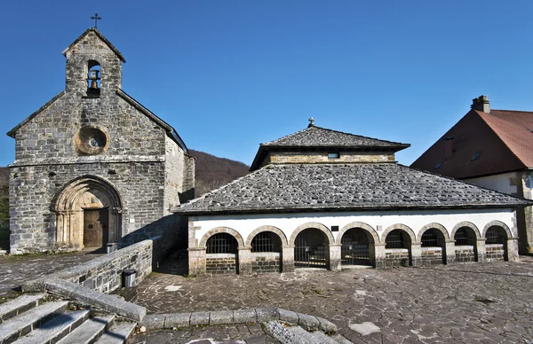 Capela Santiago e Capela Sancti Spiritus na aldeia de Roncevaux — Fotografia de Stock