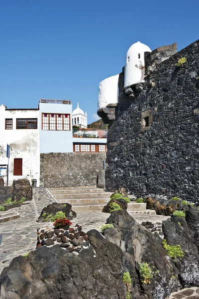 Garachico dorp uitzicht vanaf de kust in Tenerife eiland — Stockfoto