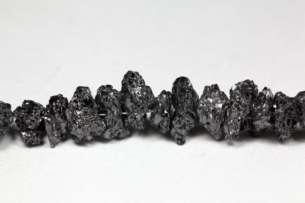 Черные алмазы сырого карбонадо
