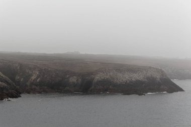 Adanın Rocky Sahili. Brittany 'deki Ouessant. Sisin içinde..