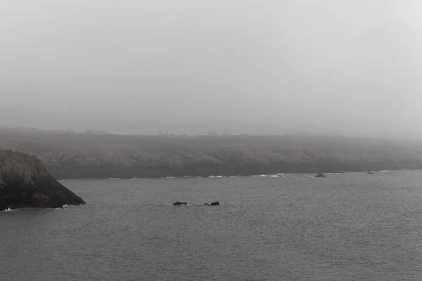 Felsküste Der Insel Ouessant Der Bretagne Nebel — Stockfoto