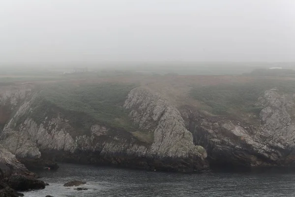 Costa Rocosa Isla Ouessant Bretaña Niebla — Foto de Stock