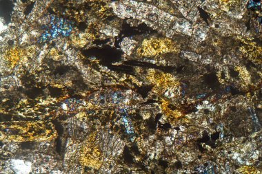 Mikroskop altında ve polarize ışıkta bir kayanın ince kısmı. Taş Paleozoik çağdan ve Bavyera Güney Almanya 'dan. 