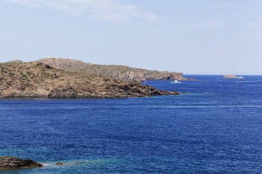 İspanya 'nın Katalonya kentindeki Akdeniz kıyısındaki Cap de Creus' da deniz kıyısı