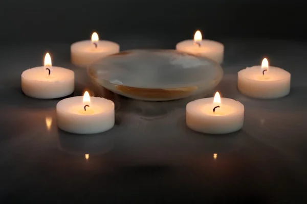 Свечи и миска с сухим льдом — стоковое фото