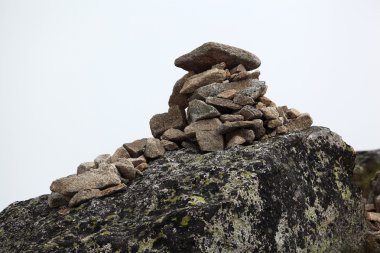 Dağlarda taş yığını