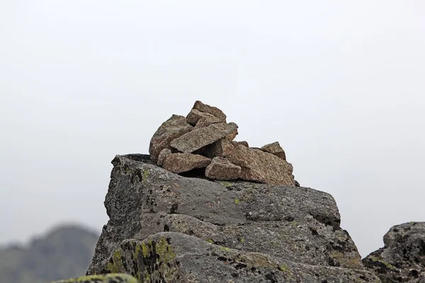Stapel stenen in de bergen — Stockfoto
