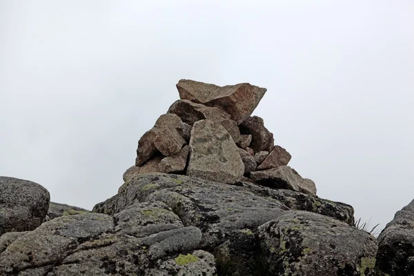 Pilha de pedras nas montanhas — Fotografia de Stock