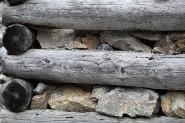 Bir taş ahşap inşaat