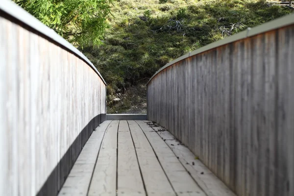 Ponte de madeira nos Alpes — Fotografia de Stock