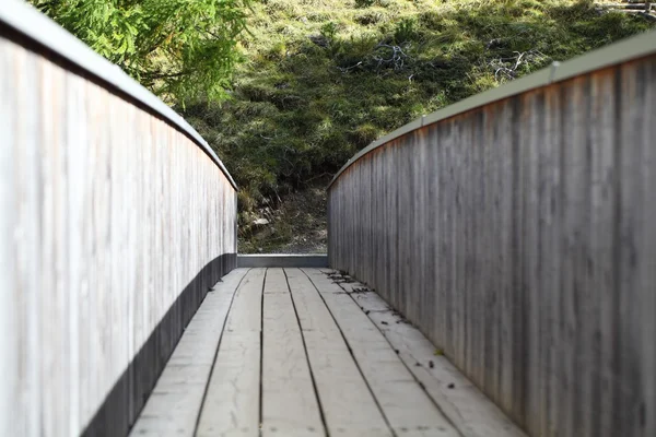 Houten brug in de Alpen — Stockfoto