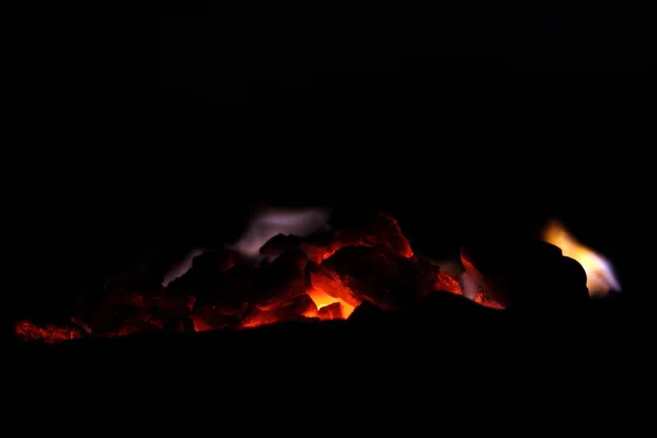 Charbon lumineux aux flammes bleues — Photo