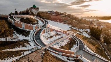 Chkalovskaya merdiveni Nizhniy Novgorord Kremlin karla kaplıydı. Yüksek kalite fotoğraf