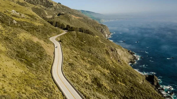 Kayalık bir dağ manzarası. Los Angeles 'tan San Francisco' ya giden Oceanic Sahil Yolu 1. Yüksek kalite fotoğraf