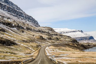 Yol boyunca güzel dağlar, İzlanda 'da arabayla seyahat etmek.