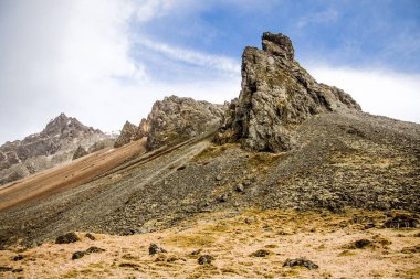 İzlanda yosunlarıyla kaplı güzel dağ