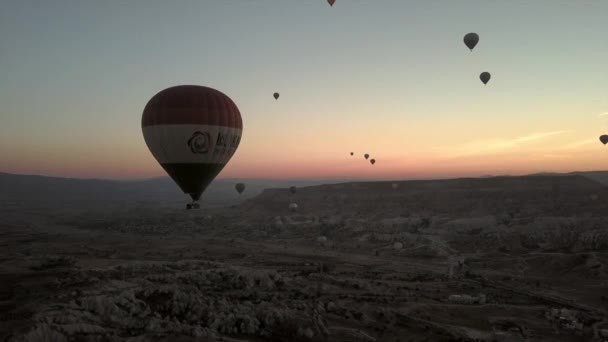 Drone záběry svítání horkovzdušný balón show v cappadocia — Stock video