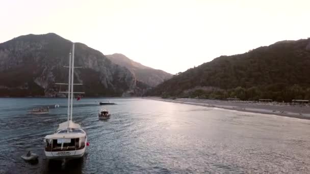 トルコの海の波の秘密のビーチCiraliの映像を作りました,波の上のボートの揺れ — ストック動画