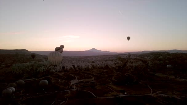 Drone πλάνα της αυγής αερόστατο δείχνουν σε cappadocia — Αρχείο Βίντεο