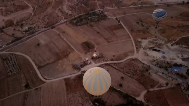Drone beelden van dageraad hete lucht ballon show in cappadocië — Stockvideo