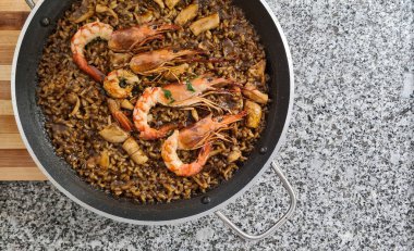 Bir tabak lezzetli İspanyol paella.