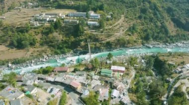 4K 'da Harsil Village Aerial View, Bhagirathi Nehri kıyısında, Uttarkashi bölgesinde bir Hindu hac alanı ve Uttarakhand.Bridge, Piknik, Trekking, Adventure