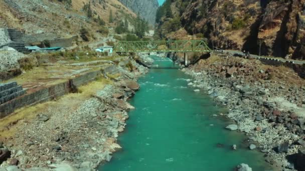 Güzel Bhagirathi Nehri Küçük Yeşil Köprünün Altındaki Küçük Kayaların Arasından — Stok video