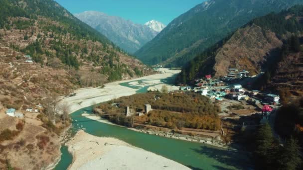 Drohnenaufnahmen Einer Brücke Über Den Fluss Bhagirathi Die Durch Sand — Stockvideo