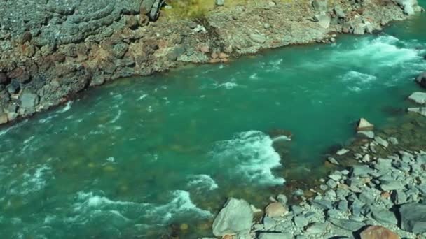 Prachtige Bhagirathi Rivier Die Door Kleine Rotsen Stroomt Omgeven Wordt — Stockvideo