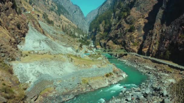 Güzel Bhagirathi Nehri Uttarakhand Hindistan Uttarkashi Ilçesindeki Devasa Kahverengi Dağlar — Stok video