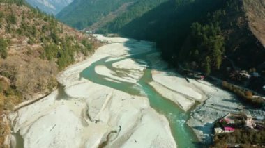 Bhagirathi Nehri 'nin güzel Harsil, Uttarkashi, Uttarakhand şehrinde yer alan Sands, Elma Bahçeleri, Evler, Yeşil Orman ve Kahverengi Dağlar ile çevrili havadan görüntüsü. Himalaya Nehri Ganj Nehri. 