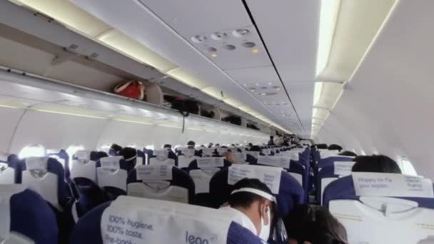 2021年1月4日 班加罗尔 肯佩戈达国际机场 穿着面具和人脸盾牌的印地安人乘客在飞往帕特纳之前 在座位上进行了调整 — 图库视频影像