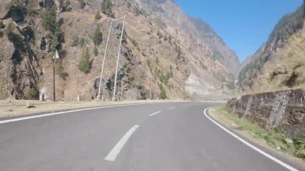 国道34号線の空の長い山道がウッタルカシ ガンゴトリ道路を接続している 高速道路での車の運転のPov山に囲まれて — ストック動画