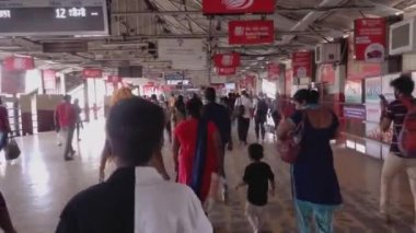 Dadar Tren İstasyonu, Mumbai - 29 Mart 2021: Tren peronunda maske takan yolcular. Şehirde koronavirüs yayılması. Maharashtra 'da yarı tecrit