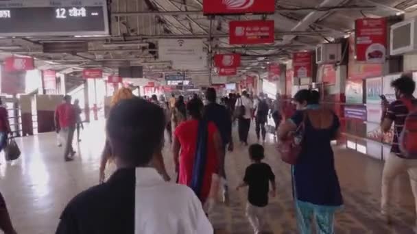 Dadar Tren Stasyonu Mumbai Mart 2021 Tren Peronunda Maske Takan — Stok video