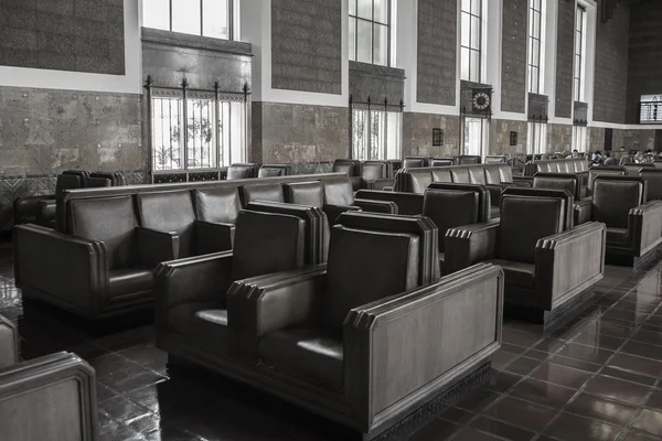 Vintage sittplatser och väntar på området järnvägsstation — Stockfoto