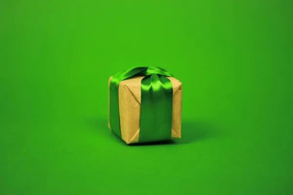 Cadeau Sur Fond Vert — Photo