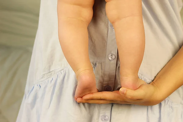 Das Baby Hält Sein Gleichgewicht Auf Der Hand Seiner Mutter — Stockfoto