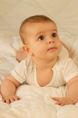 Çocuk çerçevenin köşesine doğru bakıyor. Kollarını iyice açtı..