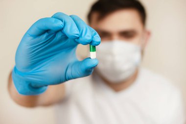 Boş ampullerin arka planında etiketi olan cam bir kavanoz. Arka planda aşı olan şişeler. Başlık ve yazı için yer. Fotoğraf bilim ve tıpta uygulanabilir..